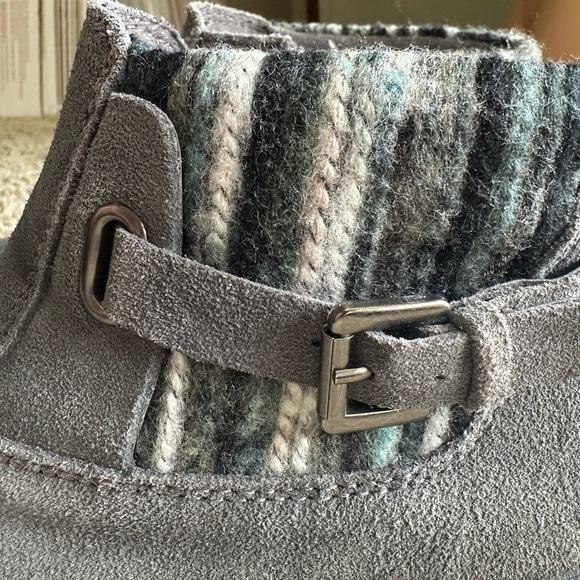 Earth Origins Tate Suede Grey Ankle Boots w/ Knit Cuff, Cushioning, & Block Heel - Picture 6 of 8